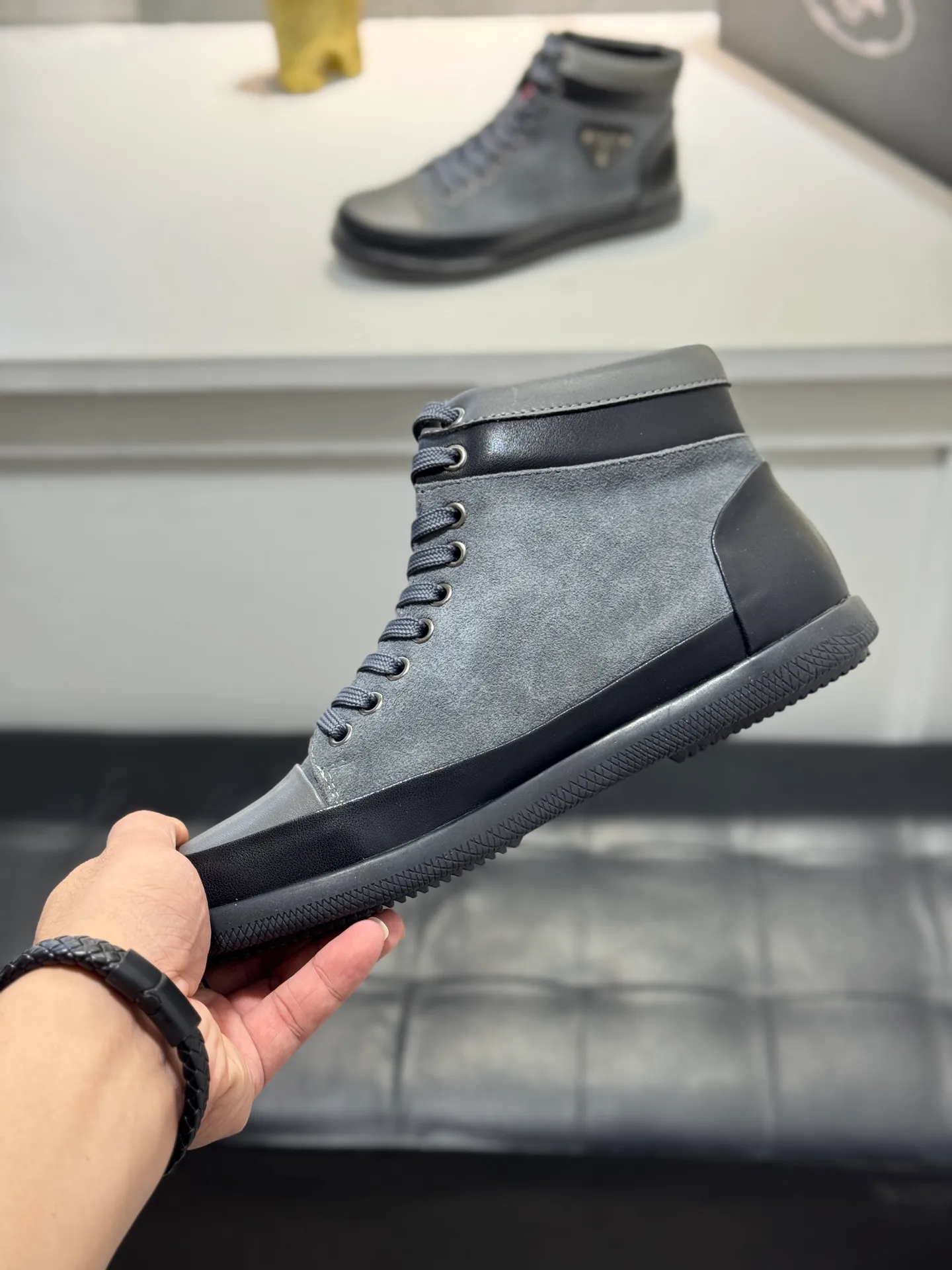 Men's Men's Shoes 💰460 [New Style] 🎻🎻PRADA*⚡️Prada~ The latest classic high-top men's shoes official website has launched a 1:1 copy, synchronized with Hong Kong counters, and on the same catwalk; all made of calf Leather ➕Imported soft and comfortable sheepskin lining, 🍡🍡original 1:1 rubber outsole, non-slip and wear-resistant; comfortable on the feet, attractive style, fine workmanship, and simple and neat shoe last, showing a man's courage and toughness. Size: 38-44 (45 customized